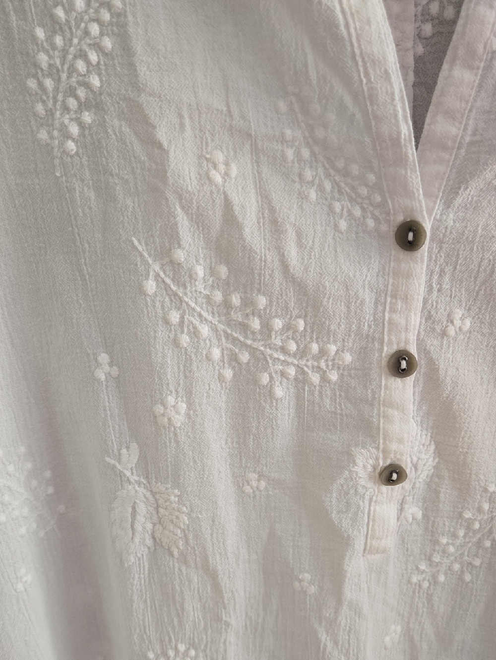 Like New - Royal Robbins Embroidered Blouse White Size Medium. Beautiful! - Picture 4 of 10